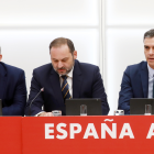 Santos Cerdán, José Luis Ábalos y Pedro Sánchez en una reunión de la Comisión Ejecutiva Federal del PSOE en 2019.