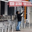(Foto de ARCHIVO)
Una camarera levanta el toldo de un bar, a 12 de enero de 2024, en Madrid (España). El Ministerio de Trabajo ha acordado este viernes con CCOO y UGT subir el salario mínimo interprofesional (SMI) para 2024 un 5%, desde los 1.080 euros mensuales por catorce pagas hasta los 1.134 euros. Esta subida se aplica con efectos retroactivos desde el 1 de enero de 2024. Las organizaciones empresariales CEOE y Cepyme no se han sumado al acuerdo porque no se han atendido sus demandas de indexar el SMI a los contratos públicos.

Eduardo Parra / Europa Press
12 ENERO 2024;SMI;SALARIO MINIMO;SALARIO MÍNIMO INTERPROFESIONAL
12/1/2024