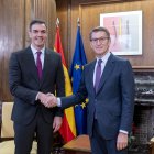 Archivo - El presidente del Gobierno, Pedro Sánchez (i), y el líder del PP, Alberto Núñez Feijóo (d), se saludan durante una reunión, en el Congreso de los Diputados, a 22 de diciembre de 2023, en Madrid (España).