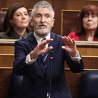 El ministro de Interior, Fernando Grande-Marlaska, interviene durante una sesión de control al Gobierno, en el Congreso de los Diputados, a 19 de marzo de 2025, en Madrid (España). El gasto en defensa protagoniza la sesión de control al Gobierno tras la reunión del presidente del Gobierno con los grupos parlamentarios. Además, han hablado del acuerdo de ayer entre el Gobierno y Junts sobre la modificación de la Ley de Extranjería y el reparto de menores migrantes de Canarias.

Eduardo Parra / Europa Press
19 MARZO 2025;DEFENSA;CONGRESO
19/3/2025