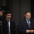 (Foto de ARCHIVO)
El ex ministro de Transportes José Luis Ábalos (1d) sale de declarar al Tribunal Supremo, a 20 de febrero de 2025, en Madrid (España). Ábalos está citado para que declare como imputado en el Tribunal Supremo (TS) por la presunta adjudicación de contratos públicos al empresario Víctor de Aldama y sus socios a cambio de comisiones, tras lo cual, el instructor del 'caso Koldo' en el TS ya ha avisado de que este mismo día valorará la imposición de medidas cautelares contra el que fuera 'número tres' del PSOE.

Fernando Sánchez / Europa Press
20/2/2025