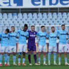 Los jugadores del PFC Arda guardan el minuto de silencio.
