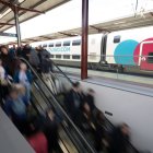 Archivo - Viajeros en la estación de Chamartín-Clara Campoamor, a 2 de enero de 2025, en Madrid.