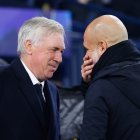 Carlo Ancelotti conversa con Pep Guardiola.
