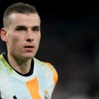 Lunin, calentando con el Real Madrid.
