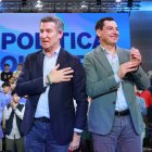 El presidente del PP, Alberto Núñez Feijóo y el del PP-A, Juanma Moreno, en la clausura de la Interparlamentaria del PP en Sevilla.