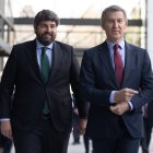 El presidente de la Región de Murcia, Fernando López Miras y el presidente del PP, Alberto Núñez Feijóo, llegan a un desayuno informativo del diario 'La Razón', en la sede de La Razón, a 31 de marzo de 2025, en Madrid (España).