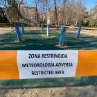 Archivo - Una zona restringida al paso con una cinta tras activarse la alerta naranja por meteorología adversa, en el parque de El Retiro.