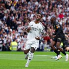 Vinicius se lamenta tras fallar su penalti.