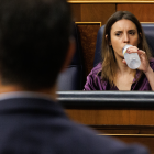 Irene Montero bebe agua en el Congreso. En primer plano, Pedro Sánchez, de espaldas.