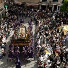 Archivo - Varias personas durante la procesión de Los Salzillos de la Real y Muy Ilustre Cofradía de Nuestro Padre Jesús Nazareno el Viernes Santo de la Semana Santa, a 29 de marzo de 2024, en Murcia, Región de Murcia (España).