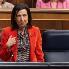 La ministra de Defensa, Margarita Robles, interviene durante una sesión de control al Gobierno, en el Congreso de los Diputados, a 9 de abril de 2025, en Madrid (España).