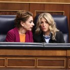 La vicepresidenta primera y ministra de Hacienda, María Jesús Montero (i) y la vicepresidenta segunda y ministra de Trabajo, Yolanda Díaz (d),  durante una sesión plenaria en el Congreso de los Diputados, a 20 de marzo de 2025, en Madrid (España). PP, Vox.