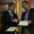 El president de la Generalitat, Carlos Mazón (i), y el CEO de PowerCo, Andreas Rottmann (d), firman la autorización ambiental integrada para la gigafactoría de celdas de baterías de PowerCo.