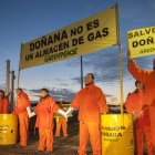 Acción ee Slavemos Doñana por un proyecto de gas en el Parque.