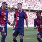 Los jugadores del Barcelona celebran un gol de Raphinha.