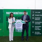 Susana Baños, directora de Ventas B2B de Repsol, y Ramón Alarcón, CEO del Real Betis, en la Ciudad Deportiva Rafael Gordillo.
