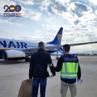 Uno de los ciudadanos expulsados en el vuelo para repatriarlo.