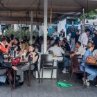 Archivo - Varias personas en la terraza de un bar.