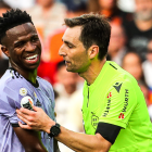 De Burgos Bengoetxea habla con Vinicius en el partido entre Valencia y Real Madrid del 21 de mayo de 2023.