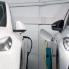 Archivo - Dos coches cargándose en un punto de carga público para coches eléctricos, a 14 de febrero de 2025, en Barcelona, Cataluña (España).