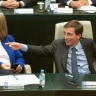 çEl alcalde de Madrid, José Luis Martínez-Almeida, y la  vicealcaldesa, Inmaculada Sanz, en un pleno municipal.