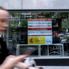 Archivo - Una transeúnte pasa por delante de la oficina del SEPE de O’Donnel, a 27 de abril de 2023, en Madrid (España). El paro subió en 103.800 personas entre enero y marzo, lo que supone un 3,4% más que en el trimestre anterior, mientras que la ocupaci.
