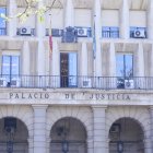 Archivo - Detalle de la fachada principal de la Audiencia Provincial de Sevilla.