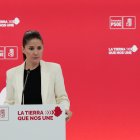 La portavoz del PSOE de Extremadura, Isabel Gil Rosiña, en una rueda de prensa en Mérida.