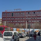 Imagen de este lunes del tranvía en Sevilla detenido impidiendo el tráfico rodado tras el apagón.