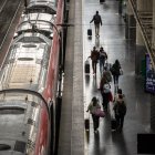 Varias personas con maletas en la estación de tren Puerta de Atocha-Almudena Grandes.