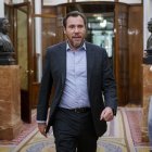 El ministro de Transportes y Movilidad Sostenible, Óscar Puente, a su salida de una sesión plenaria en el Congreso de los Diputados, a 8 de abril de 2025, en Madrid (España).