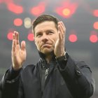 Xabi Alonso, aplaude a la afición del Leverkusen.