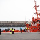 Archivo - Varios servicios de emergencia atienden a migrantes recién rescatados de un cayuco.
