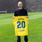 Kirian Rodríguez posa con la camiseta que ha donado al museo 'LEGENDS'.