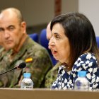 La ministra de Defensa, Margarita Robles, durante una videoconferencia con militares desplegados fuera de la península.