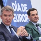 El presidente de la Junta de Andalucía, Juanma Moreno, y el presidente del PP, Alberto Núñez Feijóo, participan en un coloquio con motivo del Día de Europa.