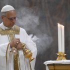 El Papa León XIV celebrando una misa con los cardenales en la capital del Vaticano.