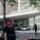 Archivo - Un agente de Mossos d'Esquadra ante la Ciutat de la Justícia de Barcelona en una imagen de archivo.