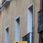 Archivo - Cartel de alquiler en un edificio de la capital, a 27 de octubre de 2021, en Madrid, (España). 