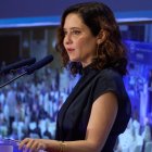 La presidenta de la Comunidad de Madrid, Isabel Díaz Ayuso, interviene en un desayuno informativo sobre la futura Ley de enseñanzas Superiores, Universidades y Ciencia (LESUC), en el Four Seasons Hotel Madrid, a 12 de mayo de 2025, en Madrid (España). El.