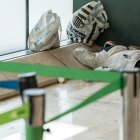 Una persona duerme en la T4 del Aeropuerto Adolfo Suárez-Madrid Barajas, a 12 de mayo de 2025, en Madrid (España).