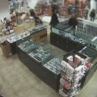 Captura del momento en el que la organización delictiva entretiene a los empleados de un establecimiento para robar plumas estilográficas de lujo.