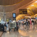 Una persona sin hogar entre los pasajeros de la T4 de Barajas, Madrid, el 13 de mayo de 2025. 