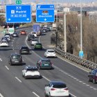 Archivo - Coches en una carretera.