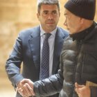 Carlos Mazón atiende a una víctima en el Palau