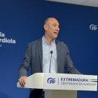 El portavoz del PP de Extremadura, José Ángel Sánchez Juliá, en rueda de prensa.