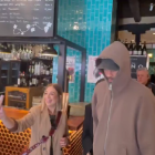 Gerard Piqué junto a su pareja a la salida de un restaurante en León.