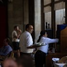 Un camarero sostiene una bandeja en la plaza Real de Barcelona