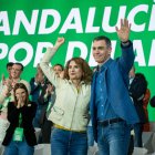 El secretario general del PSOE y presidente del Gobierno, Pedro Sánchez, junto a la secretaria general del PSOE-A, María Jesús Montero.